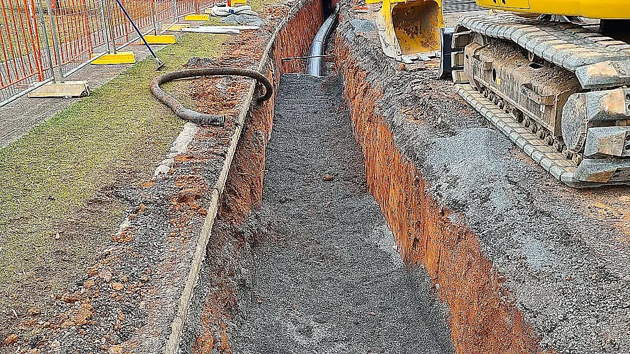 AreeCivil Constructions pipeline trench with 3D excavator 3D-guided excavator placing gravel bedding in a pipeline trench on an SEQ civil site