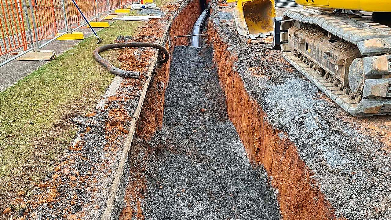 AreeCivil Constructions pipeline trench with 3D excavator 3D-guided excavator placing gravel bedding in a pipeline trench on an SEQ civil site